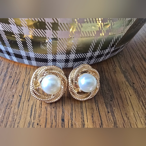 Luxurious Pearl Twisted Gold Stud Earrings NWOT - Picture 2 of 4